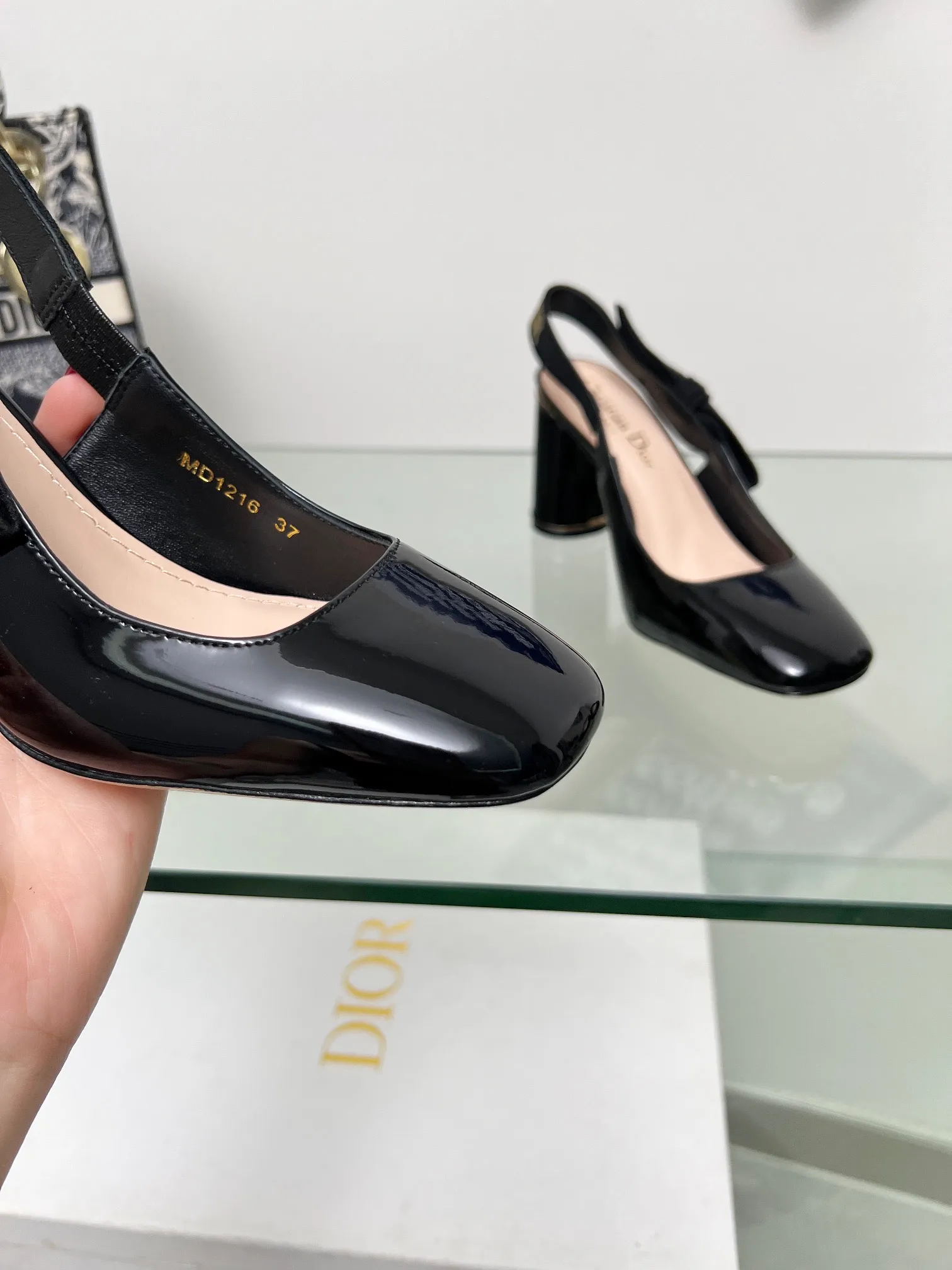 👟👟Ex-factory price 560👟👟 Dior 2024 spring and summer haute couture series new ballet iconic electric embroidered cannage pattern low-heeled ballerina shoes CD letter logo pearl buckle thick heel bow sandals Material: imported metal sheepskin/environmentally friendly cannage pattern tweed Lining: water-dyed sheepskin lining Outsole: Italian leather outsole Heel height: 3.5CM, 8CM Code number: 34-43 (34.40.41.42.43 customized, non-refundable and non-exchangeable)